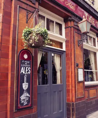 Geniesse deinen Drink in einem English Pub